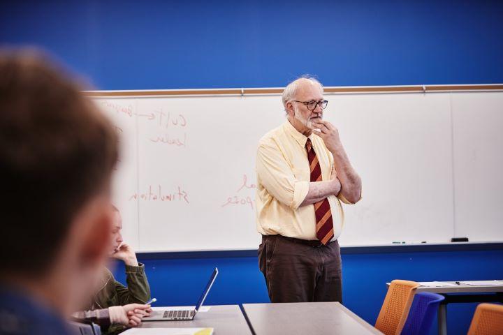 男老师站在教室的白板前