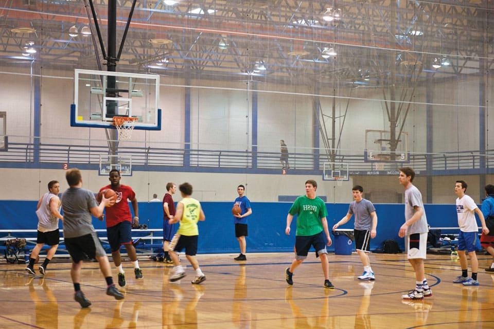 学生们在体育馆打篮球.