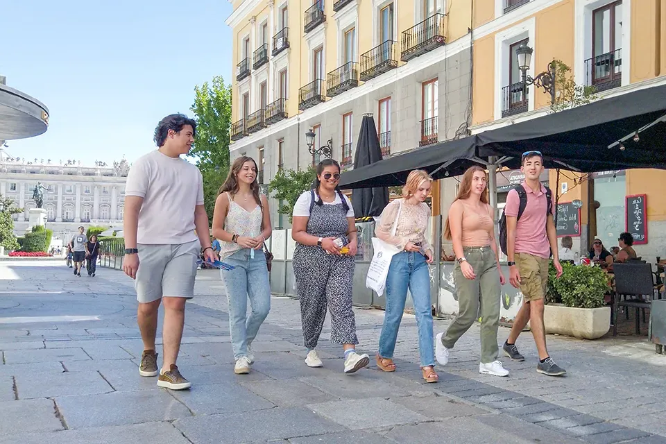 学生们走在马德里皇家宫殿附近的街道上.