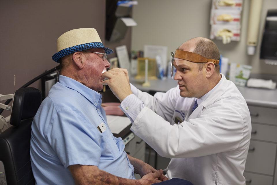 一名医生检查病人的口腔.