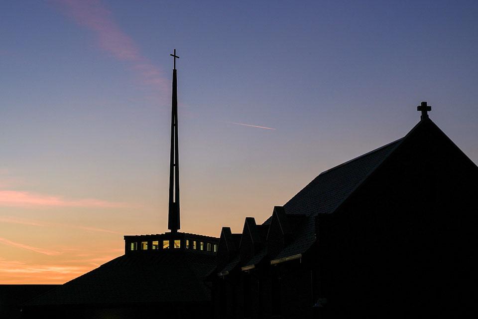 Exterior of 博彩网址大全 Jesuit Center at sunset