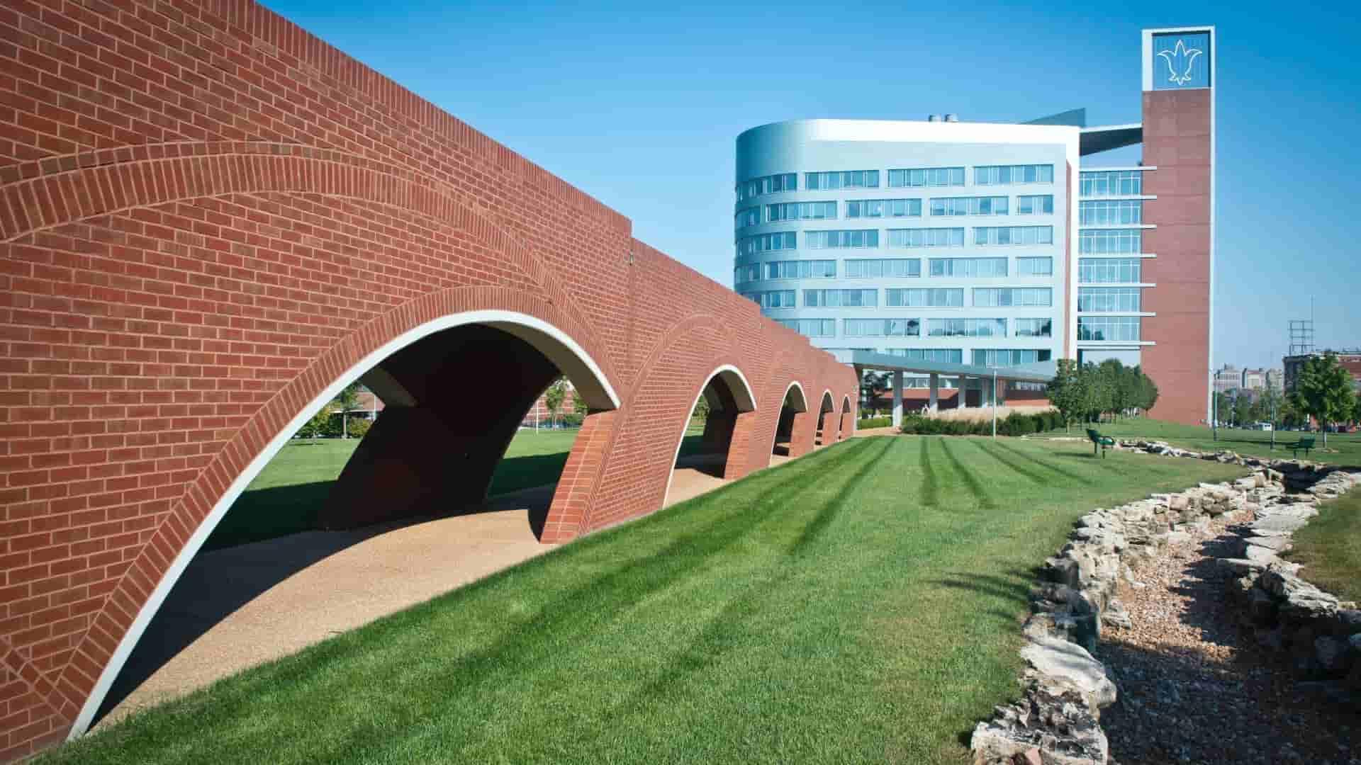 博彩网址大全医疗中心的砖砌拱形走道图片