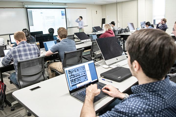 学生们在计算机科学教室里使用笔记本电脑